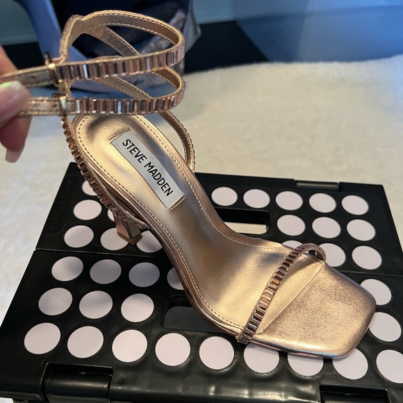 BRAND NEW Steve Madden Thierry Sandal Rose Gold - Size 7 - Picture 5 of 5